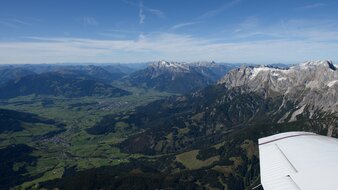 Die beeindruckende österreichische Bergkulisse während unseres Rundflugs