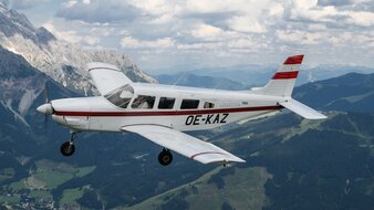 Luftaufnahme des Alpenflug Rundflug-Flugzeugs vor der beeindruckenden Bergkulisse